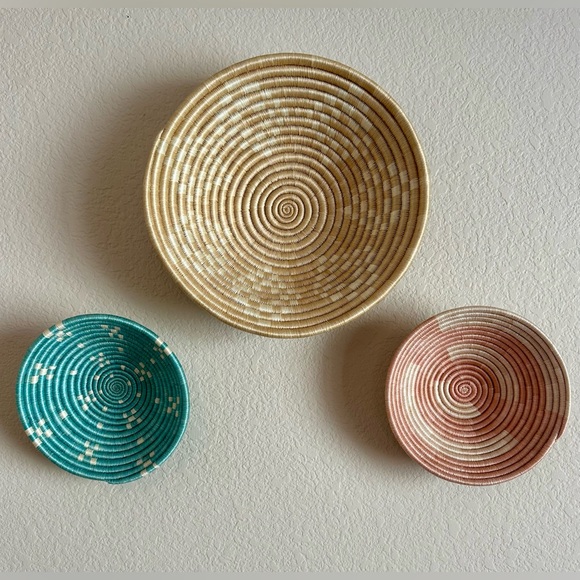 Round Shallow 8 inch Basket Woven soft pink & ivory Coil Basket or Wall Hanging - Picture 2 of 3